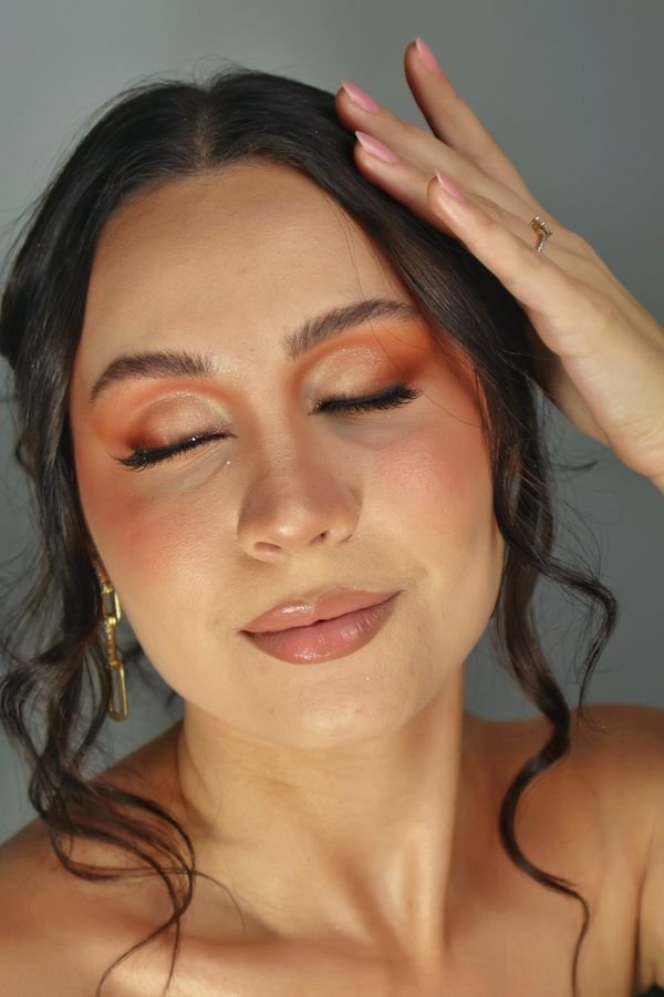 Sombra pêssego com brilho e penteado solto